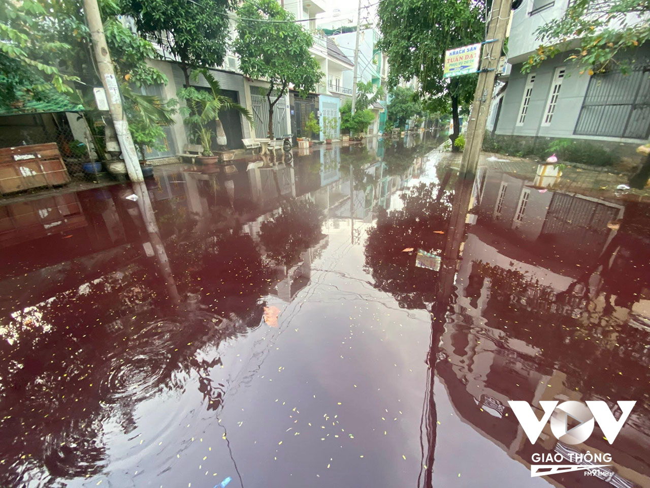Chiều nay (23/10),cơn mưa như trút nước, nhiều tuyến đường trên địa bàn TP.HCM ngập sâu. Đặc biệt, khu vực đường Phan Anh – Tô Hiệu và nhiều tuyến hẻm (nối quận Tân Phú và Bình Tân) xuất hiện màu nước lạ bất thường.