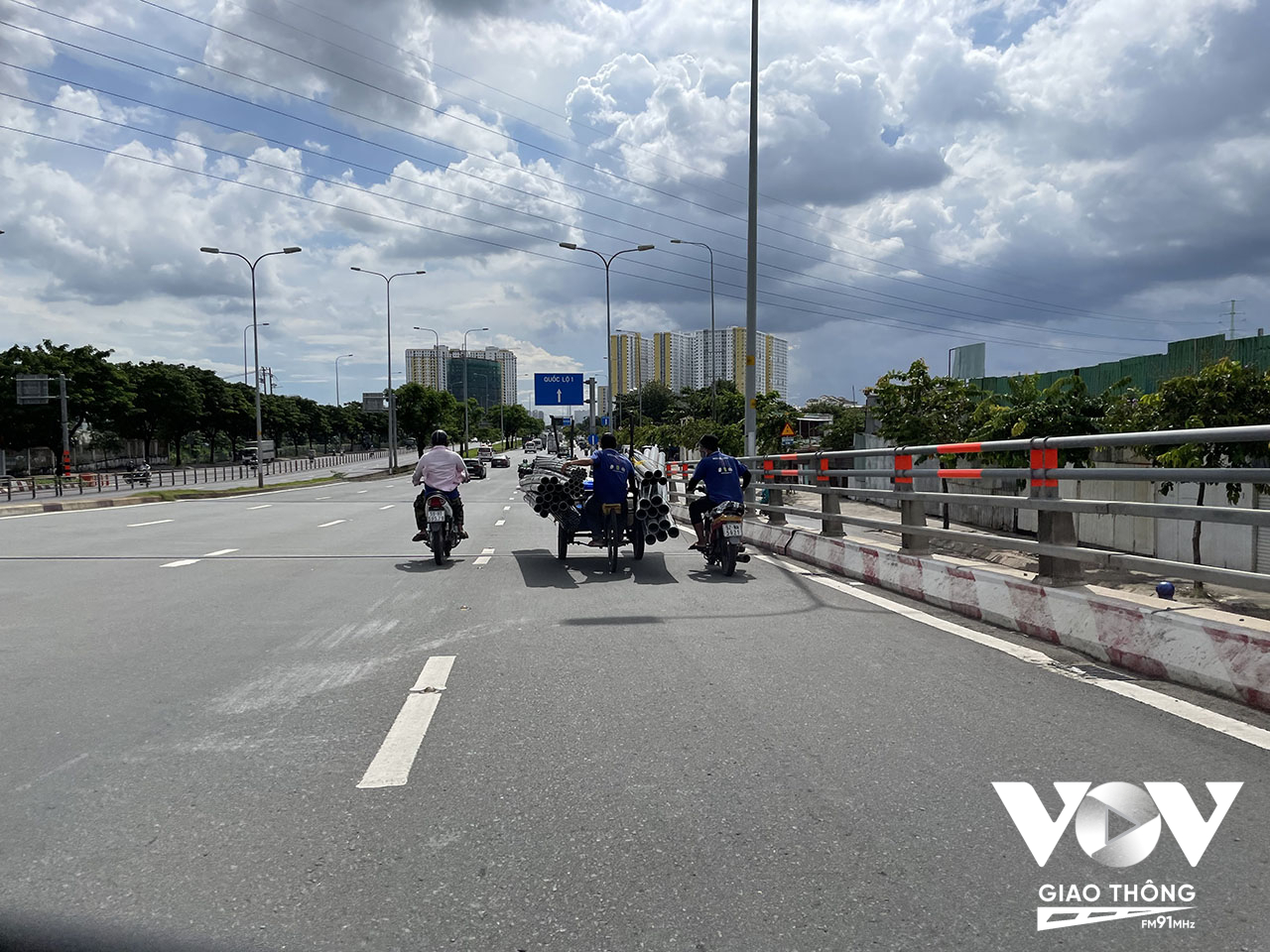Những phương tiện chở hàng quá tải là cảnh thường thấy trên đại lộ Võ Văn Kiệt