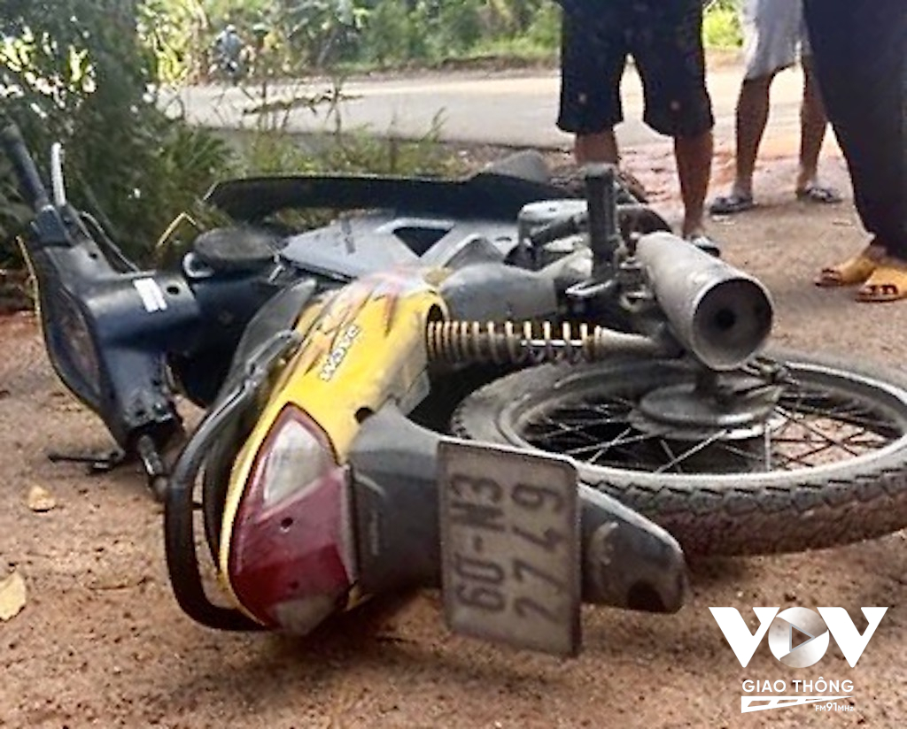 Chiếc xe máy của 2 nạn nhân hư hỏng nằm cách đuôi xe ben gần 2m.
