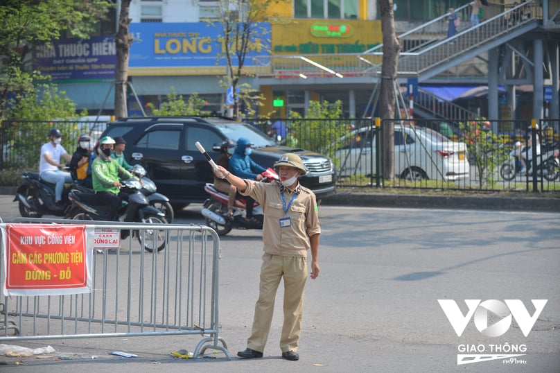 Cùng với đó, Công an phường Phương Mai cũng phân công các lực lượng CSGT trật tự, tự quản tham gia chống ùn tắc giao thông vào các khung giờ cao điểm sáng, trưa, chiều xử lý tại điểm nút cổng bệnh viện Bạch Mai/.
