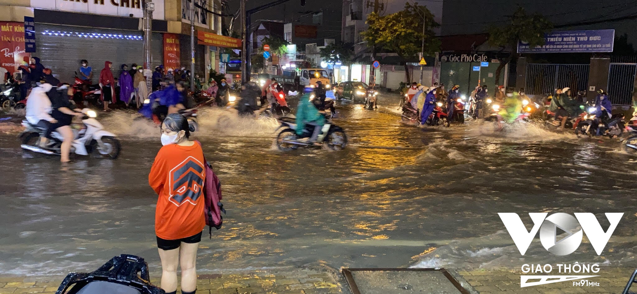Đường Võ Văn Ngân gần đó cũng bị ngập sâu, nhất là đoạn giao cắt Võ Văn Ngân - Đặng Văn Bi có dòng nước chảy siết khiến người dân đi xe máy không dám lưu thông qua