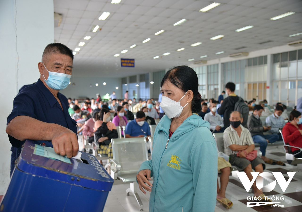 Tại ga Sài Gòn (quận 3, TP.HCM) ngay từ sáng đã hàng trăm người dân đã đến ga từ sớm để lấy số thứ tự chờ mua vé tàu Tết trong ngày đầu mở bán.
