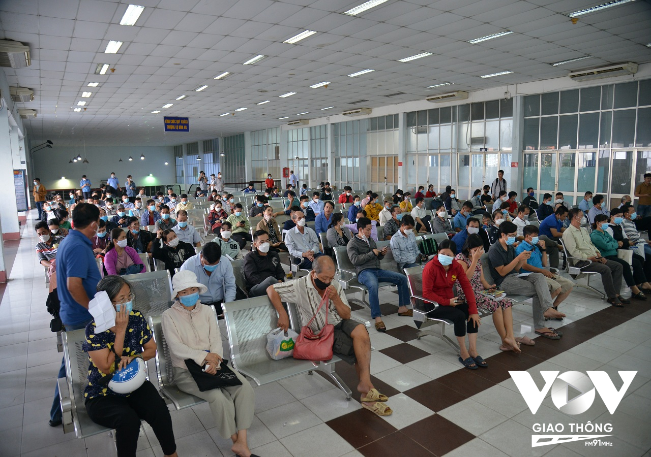 Tầng lầu ở trên được ga Sài Gòn bố trí dành riêng cho hành khách đến mua vé tàu Tết. Tuy đông nhưng vẫn đảm bảo trật tự và không xảy ra tình trạng chen lấn.