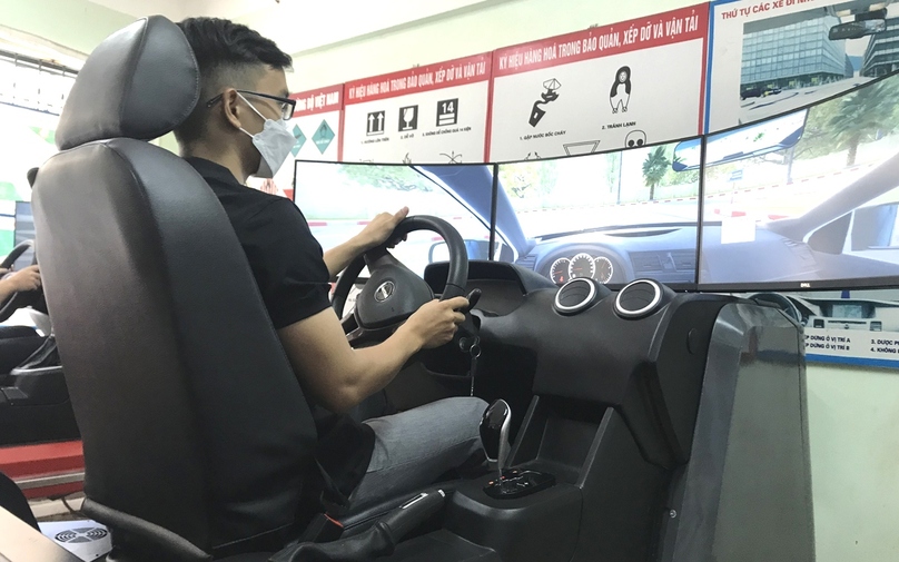 Học viên lái xe học thực hành lái xe trên cabin điện tử. Ảnh: VOV