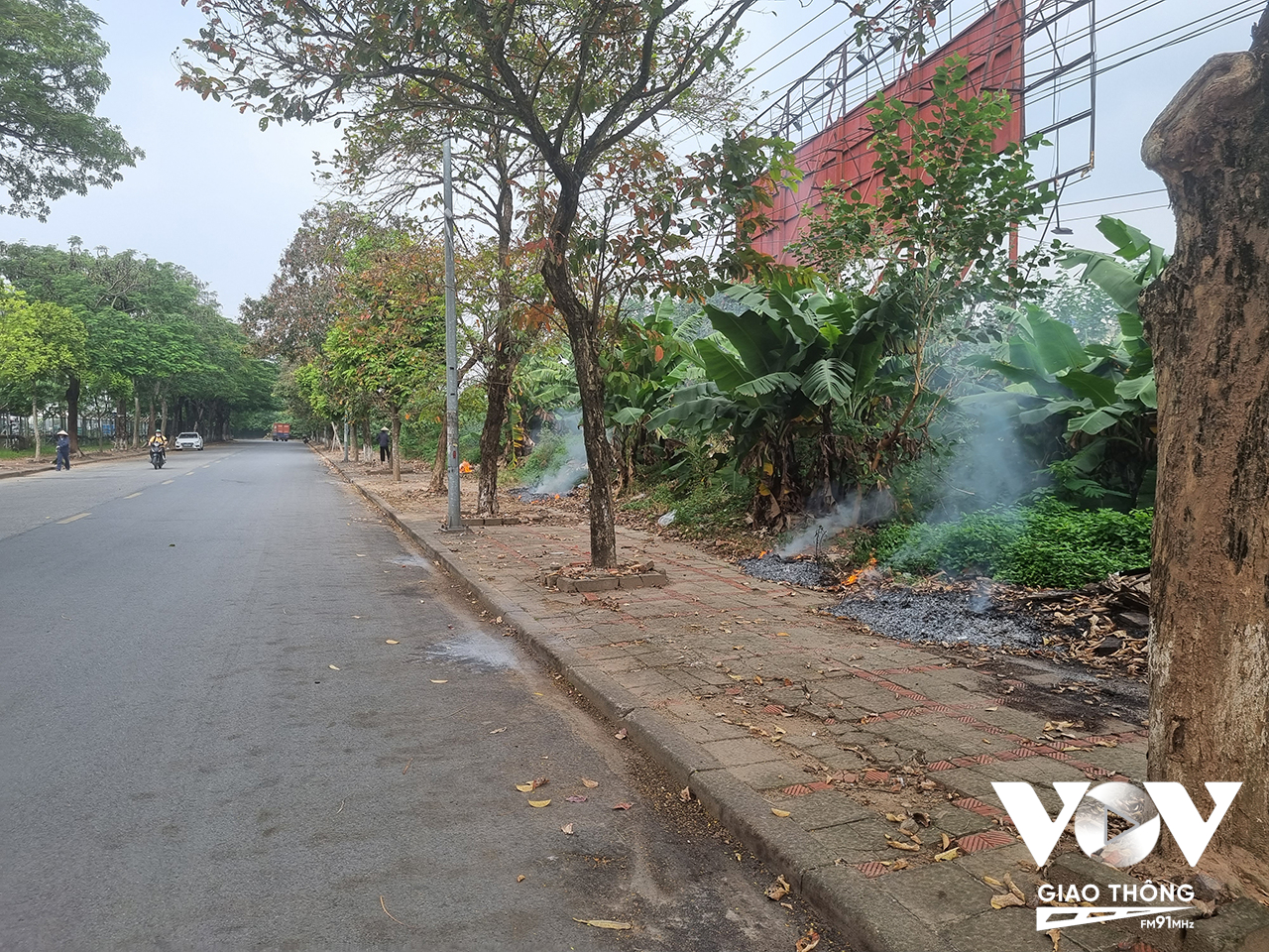 Tại khu vực gần đường Huỳnh Tấn Phát, quận Long Biên, các công nhân vệ sinh môi trường vẫn thản nhiên đốt rác.