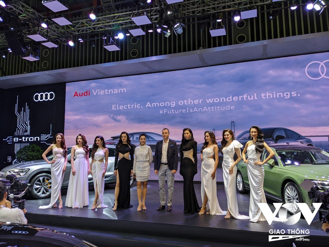 Sánh đôi với những chiếc xe lừng danh tại Vietnam Motor Show 2022 sẽ là những bóng hồng trong và ngoài nước