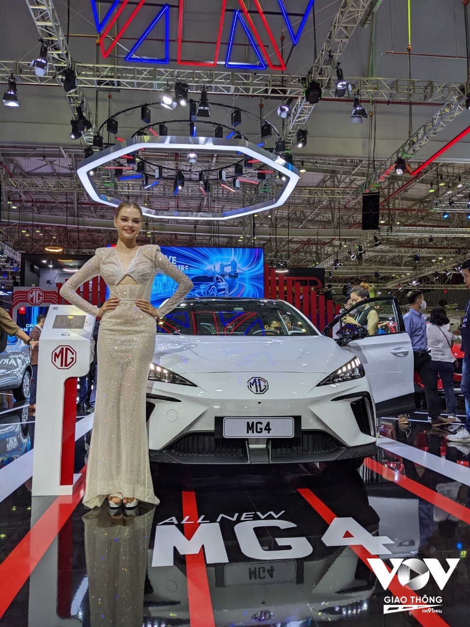 Một mẫu xe thuần điện khác là MG4 cũng được giới thiệu tại Vietnam Motor Show 2022, dù chưa công bố giá bán song dự kiến mẫu xe này sẽ có giá rất cạnh tranh. Ngoài ra MG cũng trình làng thêm 1 mẫu xe điện khác mang tên MG Marvel R