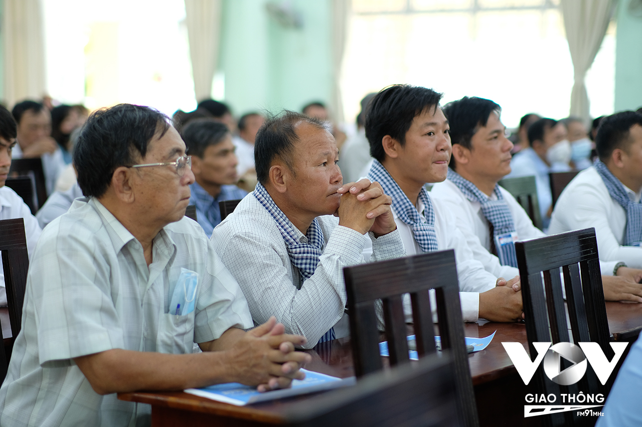 Nhiều hộ nông dân trên địa bàn Huyện Bình Chánh TP.HCM đã đến dự buổi tập huấn chuyển đổi số nông nghiệp.