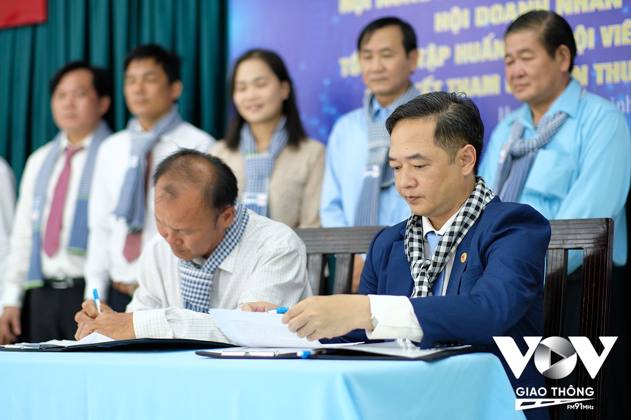 Tổng Giám đốc Công ty TNHH Truyền thông số Mekong Expo cùng đại diện các hội nông dân, doanh nghiệp tại Huyện Bình Chánh TP.HCM ký kết tham gia sàn thương mại điện tử Mekong Expo