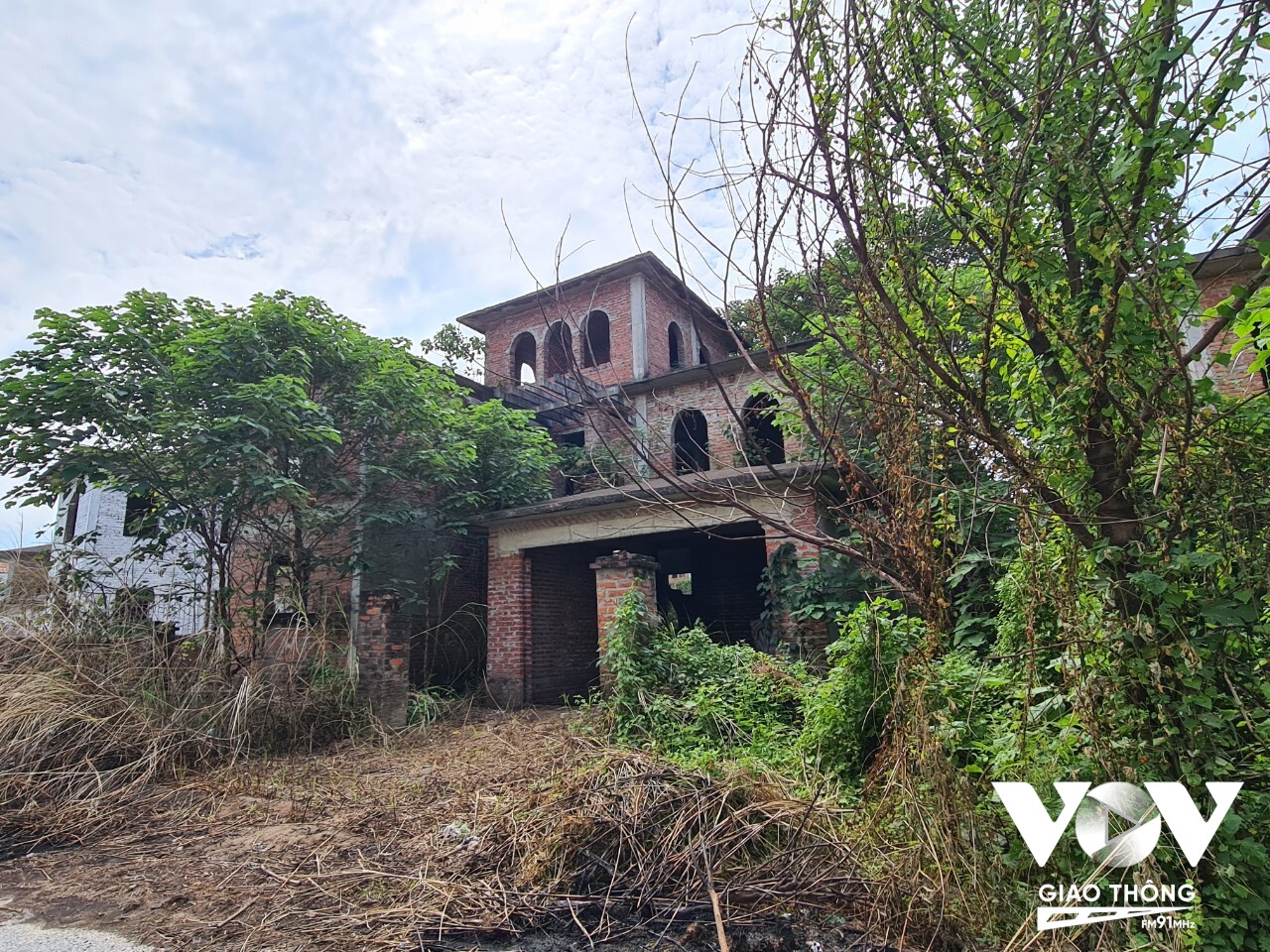 Hàng trăm ngôi biệt thự bỏ hoang, rêu phong bao phủ, xuống cấp tại Khu đô thị Nam An Khánh.