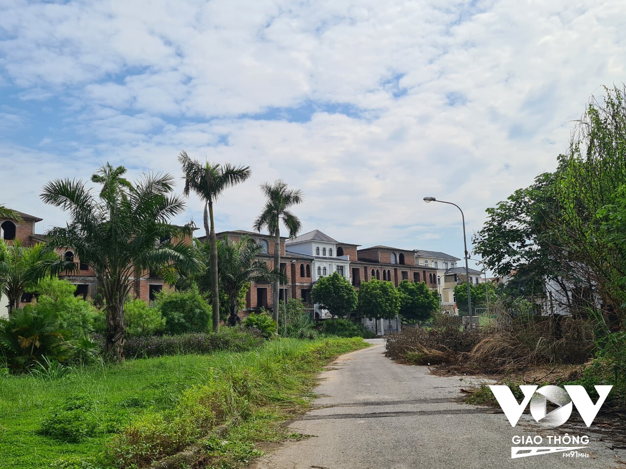 Hàng trăm ngôi biệt thự, nhà liền kề bỏ hoang tại Khu đô thị Nam An Khánh.