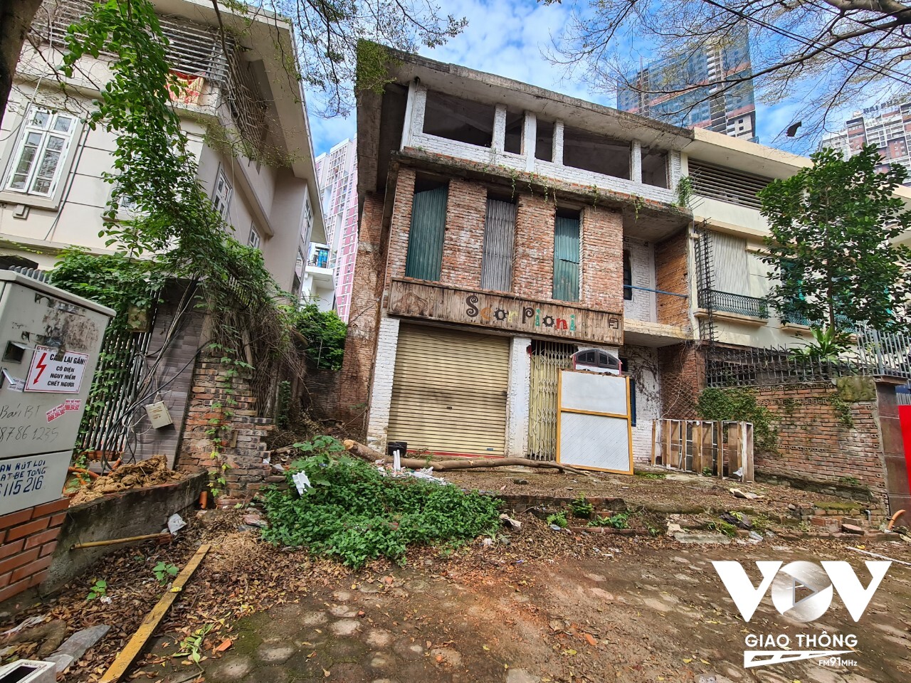 Nhà liền kề bỏ hoang tại KĐT Văn Phú, Hà Đông.