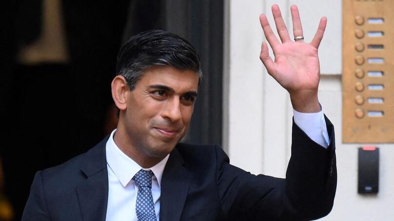 Ông Rishi Sunak vẫy tay chào khi rời khỏi trụ sở đảng Bảo thủ ở trung tâm London, sau khi được công bố là người chiến thắng trong cuộc bỏ phiếu bầu lãnh đạo đảng hôm 24/10.