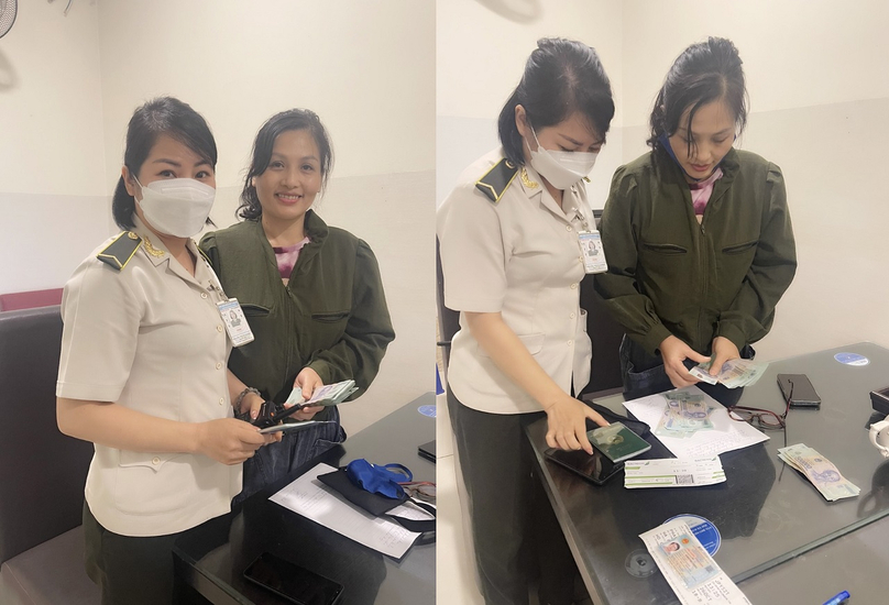 Nữ hành khách, chị Lê Hải Yến kiểm tra lại số tiền vừa được lực lượng An ninh hàng không Nội Bài bàn giao