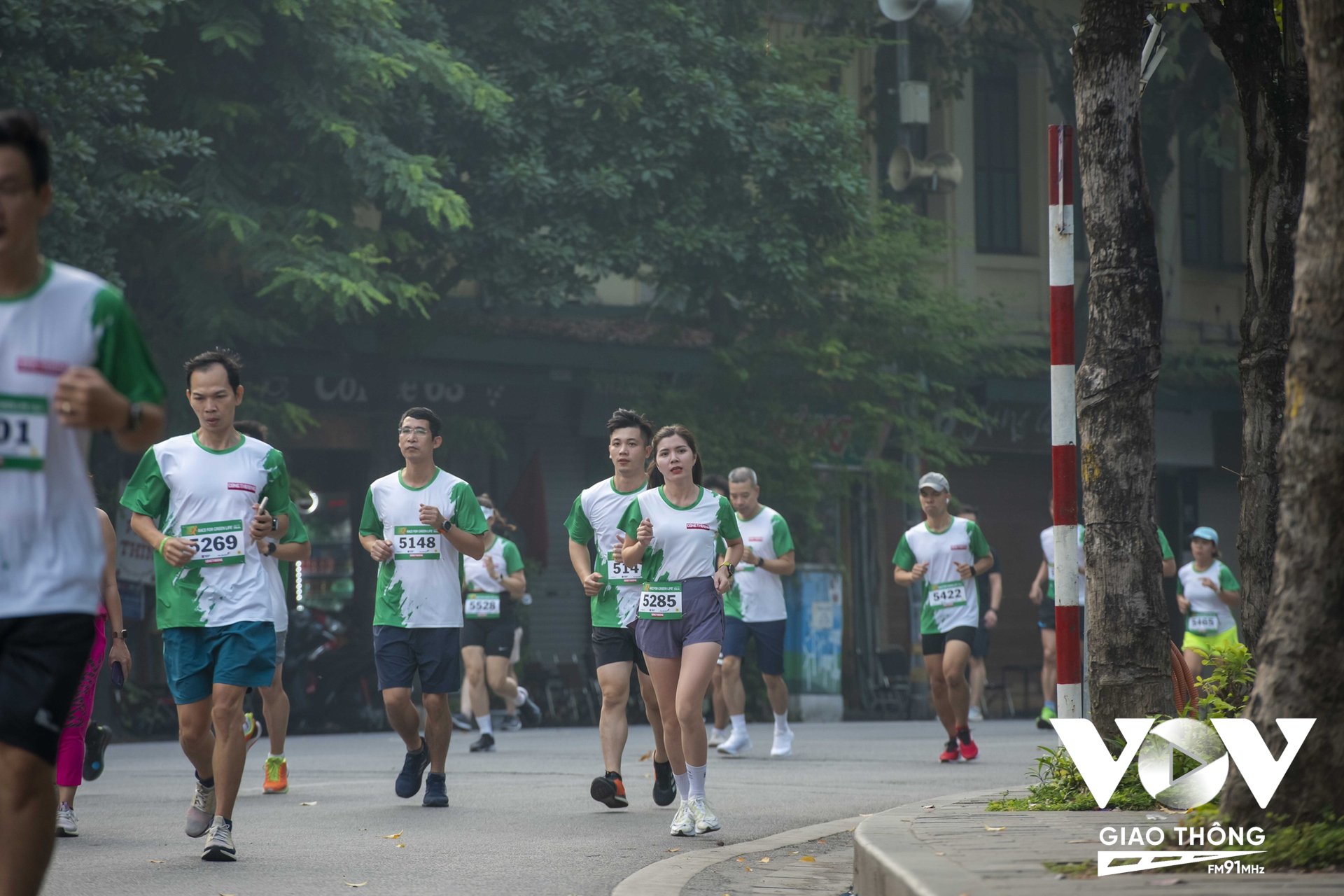 Một nhóm vận động viên trên đường chạy
