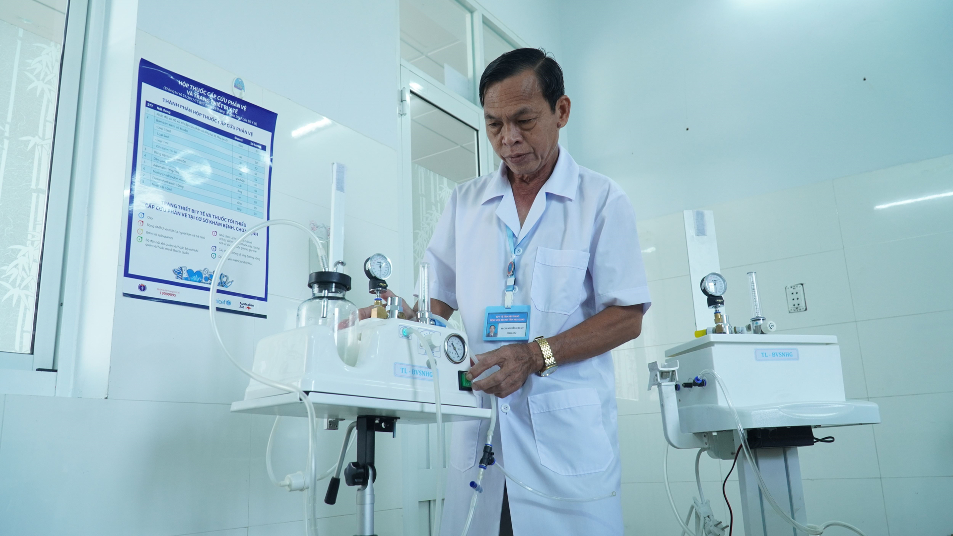 Bác sĩ Nguyễn Văn Út cùng “thiết bị tháo lồng ruột bằng hơi do chính mình sáng chế