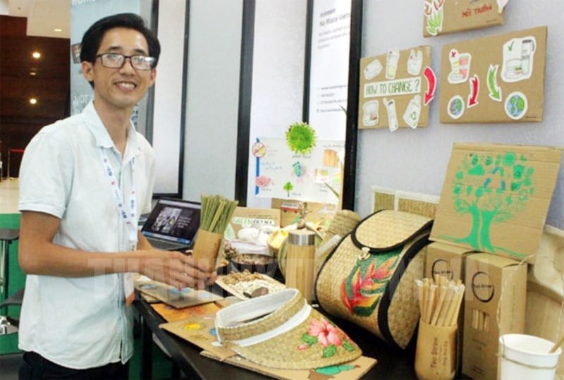 Anh Huỳnh Văn No với các sản phẩm xanh, thân thiện với môi trường - Ảnh hcmcpv.org