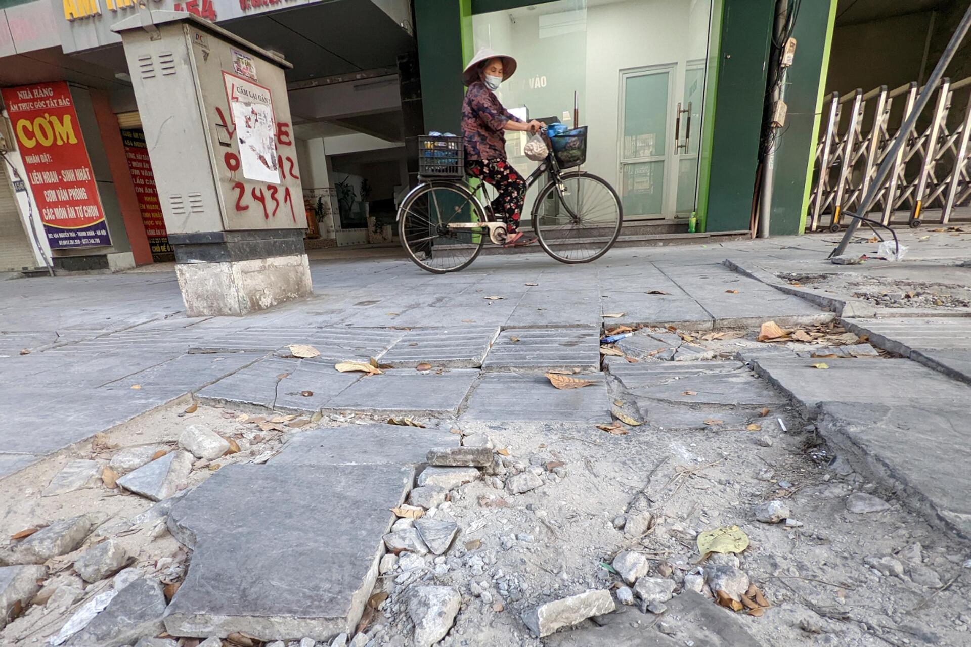 Trên đường Nguyễn Trãi (quận Thanh Xuân, Hà Nội), nhiều đoạn vỉa hè được lát đá tự nhiên nứt toác sau hơn 1 năm đưa vào sử dụng. Ảnh: ANTĐ