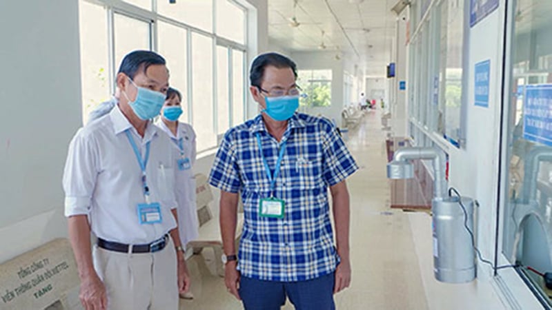Bác sĩ Nguyễn Văn Út (bìa trái), Giám đốc Bệnh viện Sản Nhi tỉnh Hậu Giang, là “cha đẻ” của nhiều sản phẩm phục vụ phòng, chống dịch bệnh Covid-19 - Ảnh baohaugiang