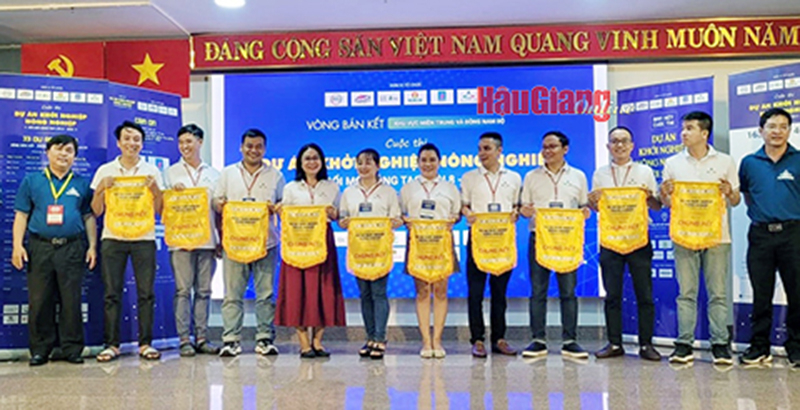 Chị Cao Thị Cẩm Nhung (thứ 6 từ trái sang) với dự án Thịt thực vật từ mít vào chung kết cuộc thi “Dự án khởi nghiệp nông nghiệp - đổi mới sáng tạo” năm 2022 - Ảnh baohaugiang