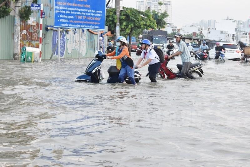 Triều cường kết hợp với mưa lớn gây ngập nước đường Trần Xuân Soạn (quận 7, TP HCM). Ảnh: Tiền Phong