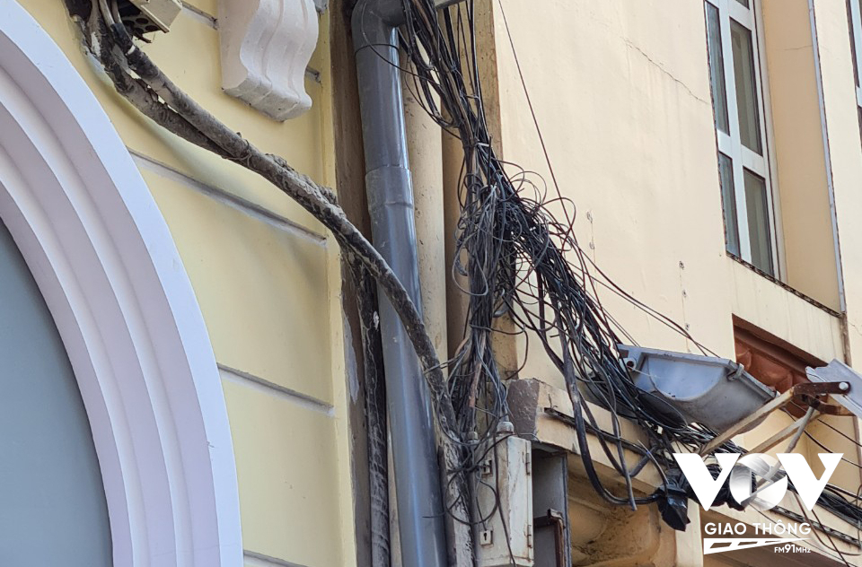 Dây cáp, dây điện được ngầm hóa sơ sài tại phố Tràng Tiền, gây mất mĩ quan đô thị