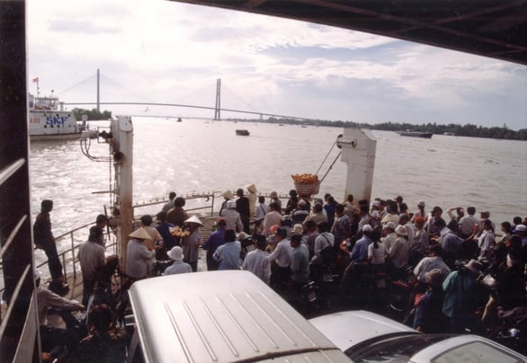 Những chuyến phà Mỹ Thuận cuối cùng trước khi cầu được thông xe năm 2000. Ảnh: Tuổi trẻ