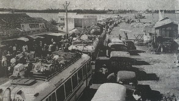 Cảnh kẹt xe ở bến phà Mỹ Thuận đầu thập niên 1960 - Ảnh tư liệu