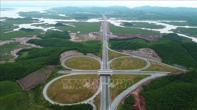 Đoạn đầu của tuyến cao tốc Vân Đồn - Móng Cái khớp nối với cao tốc Hạ Long - Vân Đồn. Ảnh: Huy Hùng/TTXVN