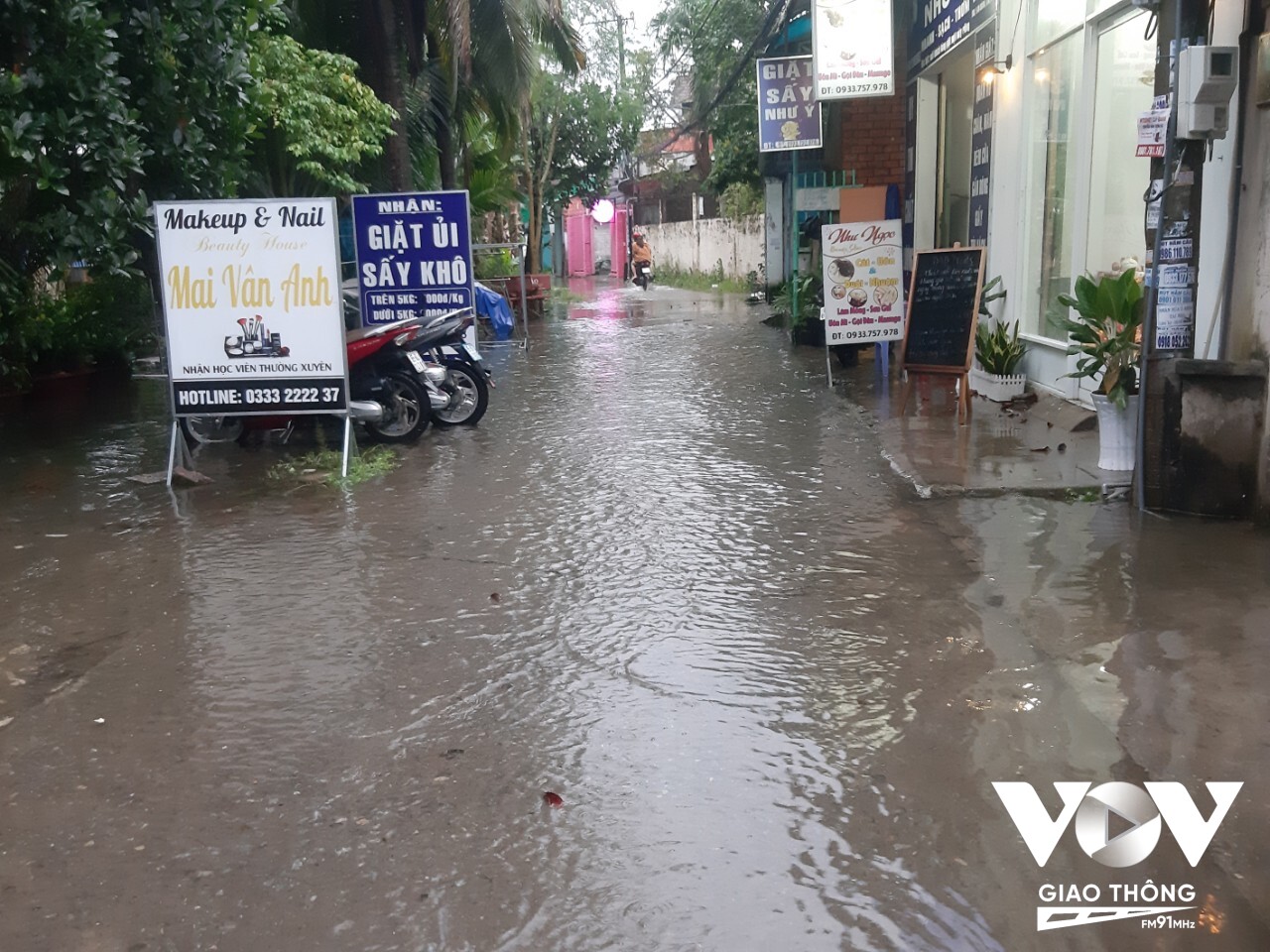 Lối vào các khu dân cư quanh kênh Mương Củi đều bị ngập mỗi khi mưa và triều cường dâng.