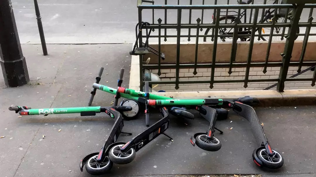 Xe scooter nằm trên vỉa hè bên ngoài một ga tàu điện ngầm ở Paris - Ảnh AP