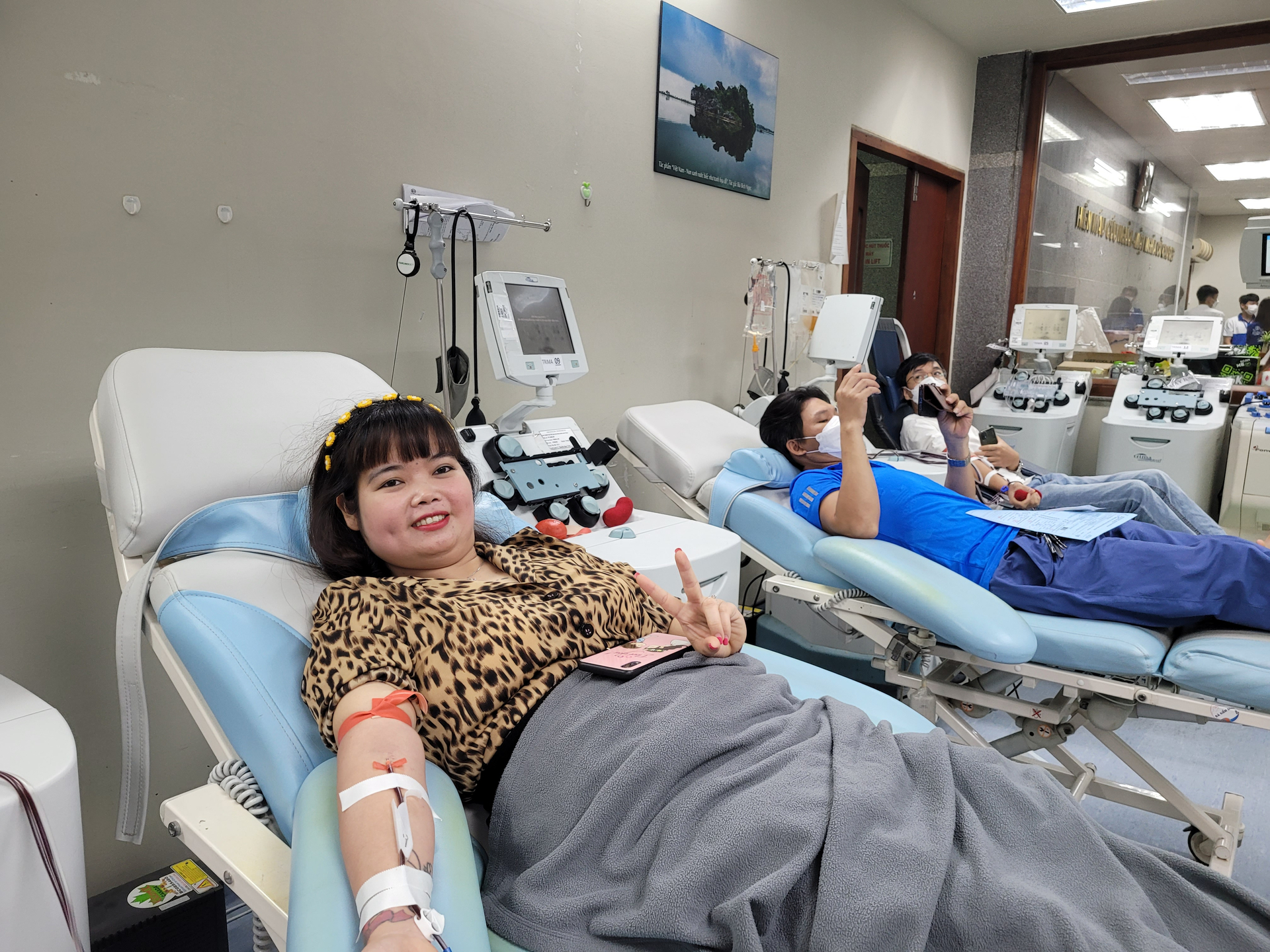 Chị Hoàng Thị Tuyết Nhung, với hơn 50 lần hiến máu, đã xuống Hà Nội hiến tiểu cầu theo lời kêu gọi của Viện Huyết học truyền máu Trung ương