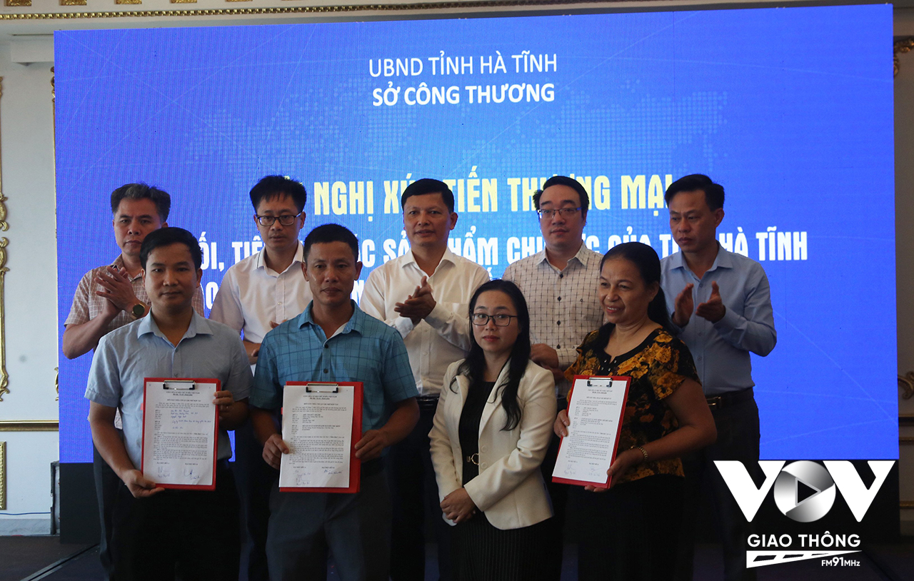 Ký kết biên bản ghi nhớ giữa các doanh nghiệp nhằm cam kết tiêu thụ các sản phẩm chủ lực tỉnh Hà Tĩnh.