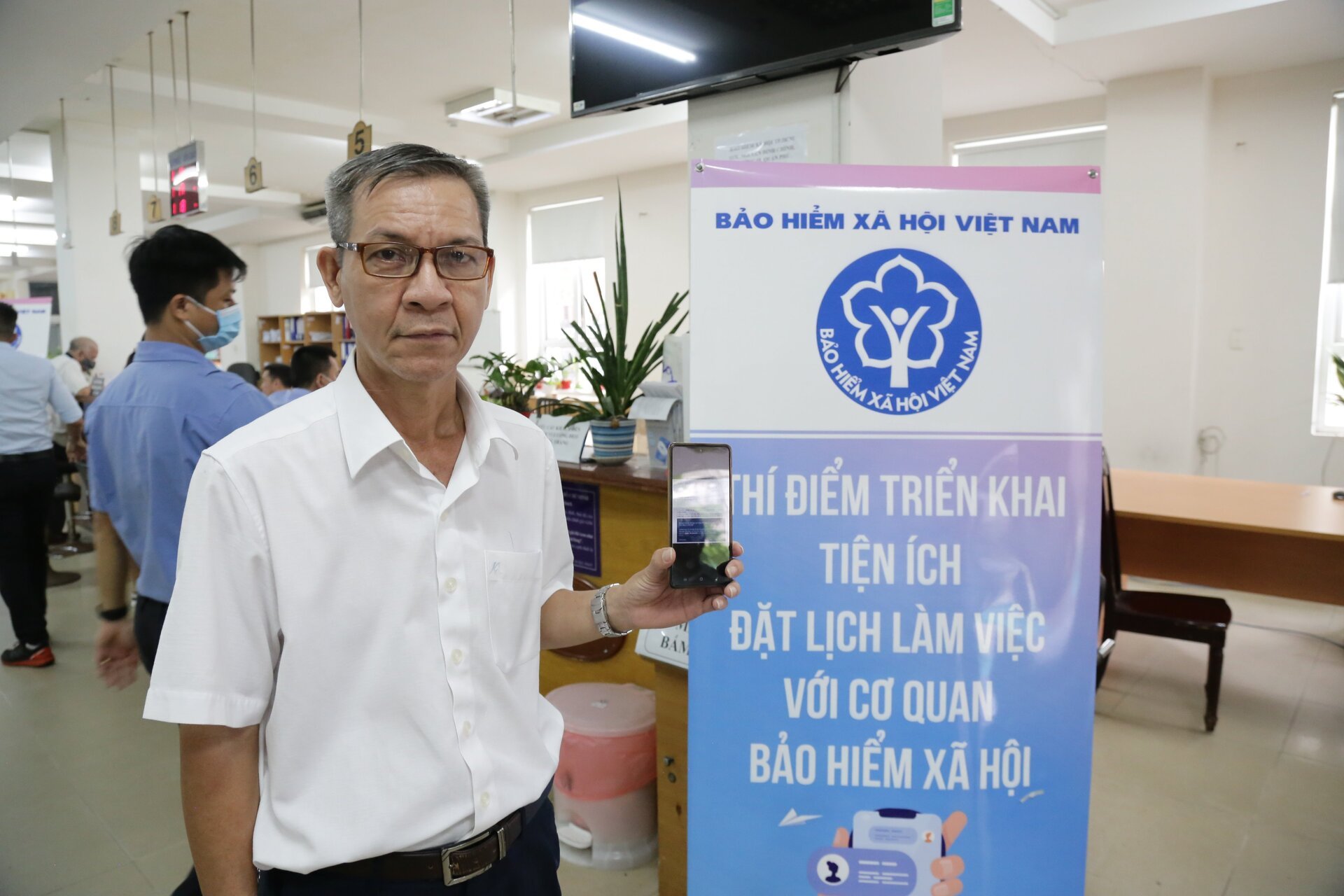Ông Vũ Quốc Thúc (59 tuổi, quận Bình Thạnh, TP.Hồ Chí Minh) đánh giá tính năng đặt lịch làm việc rất thuận tiện, giúp người dân chủ động hơn trong giải quyết TTHC