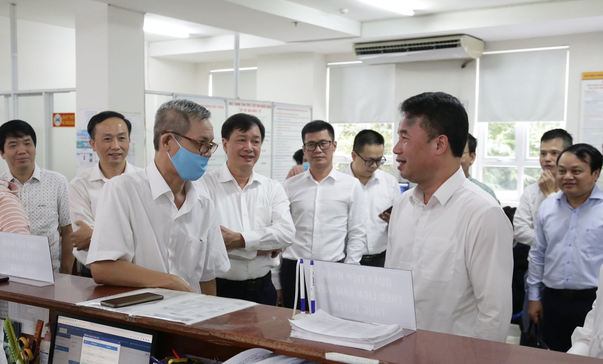 Tổng Giám đốc Nguyễn Thế Mạnh trao đổi với người dân đến làm việc qua tính năng đặt lịch làm việc trực tuyến tại bộ phận Một cửa BHXH TP.Hồ Chí Minh