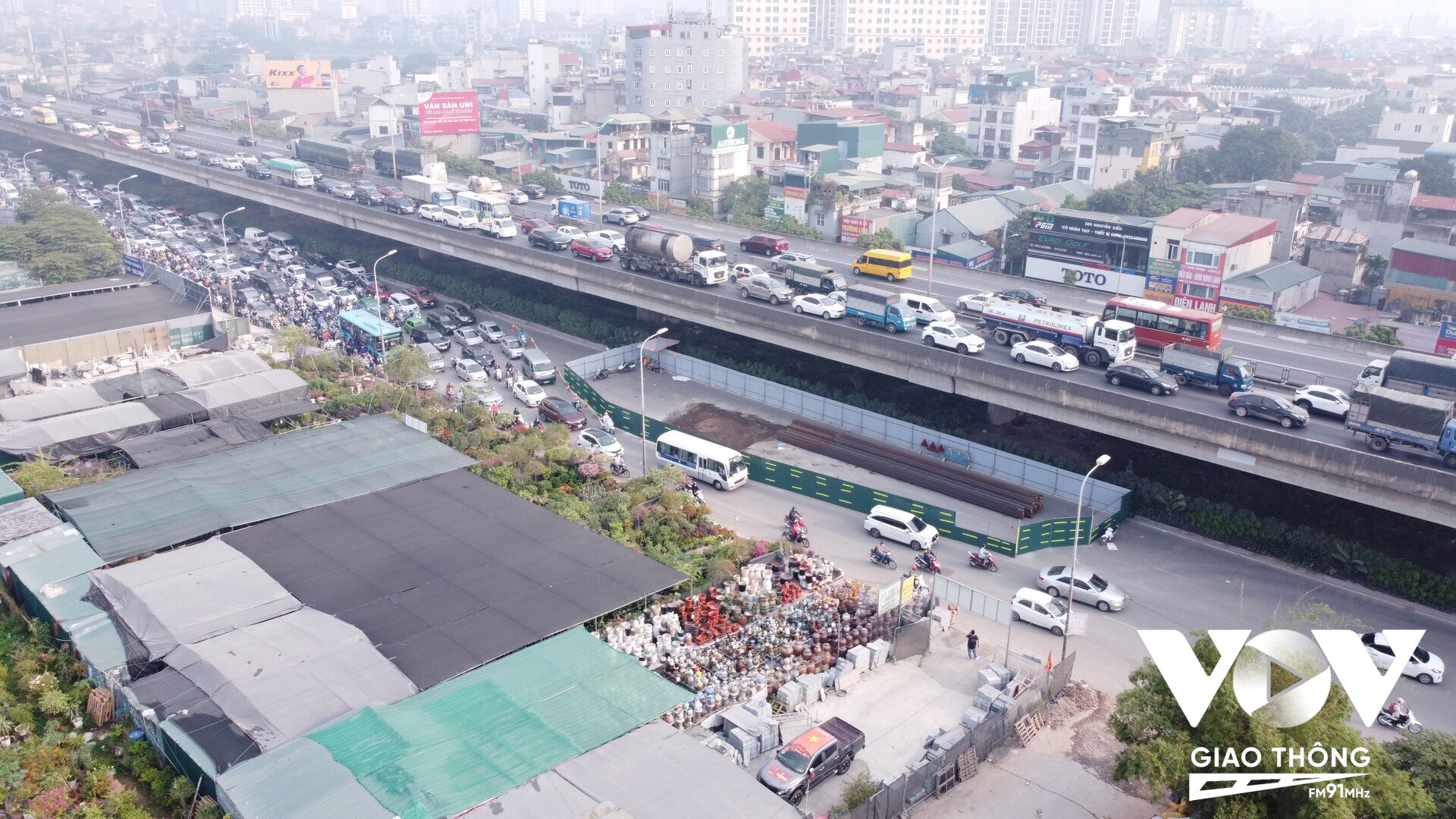 Ghi nhận tình hình giao thông đoạn quây tôn trên đường Nguyễn Xiển rất tắc trong buổi sáng ngày 7/11, các phương tiện gặp khó khăn theo hướng Linh Đàm (Ảnh: Phúc Tài)