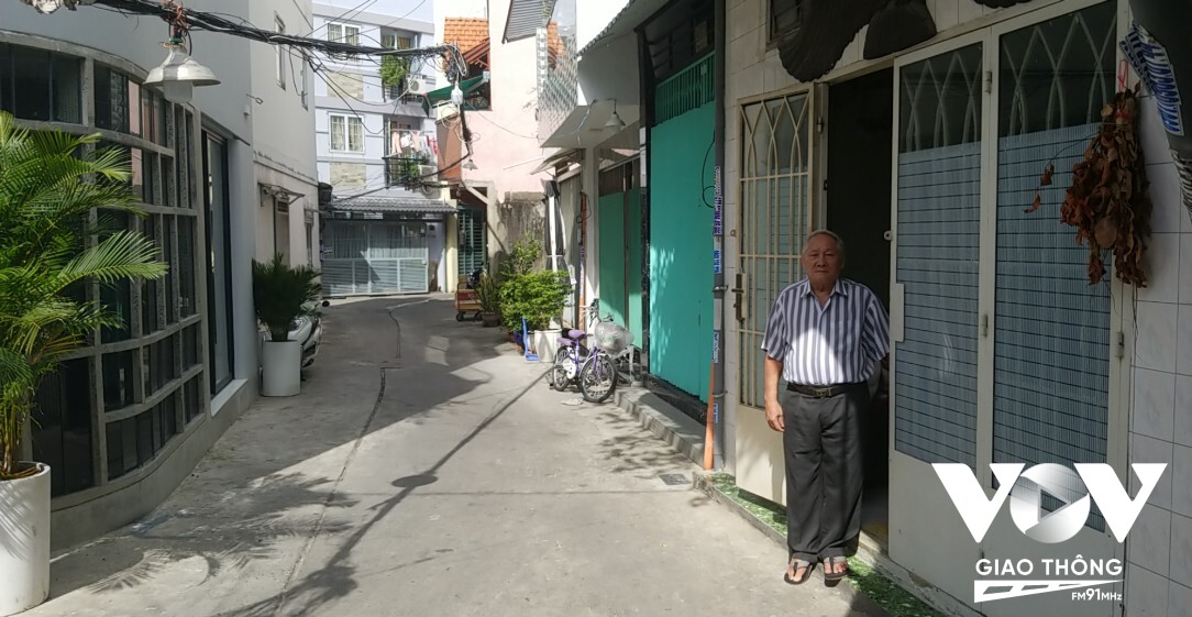 Năm 2019, ông Trần Văn Hoa (76 tuổi) hiến 50m2 đất để mở rộng hẻm. Mặc dù là một quyết định khó khăn của cả gia đình 5 thế hệ cùng chung sống, nhưng ông vẫn không chút băn khoăn.