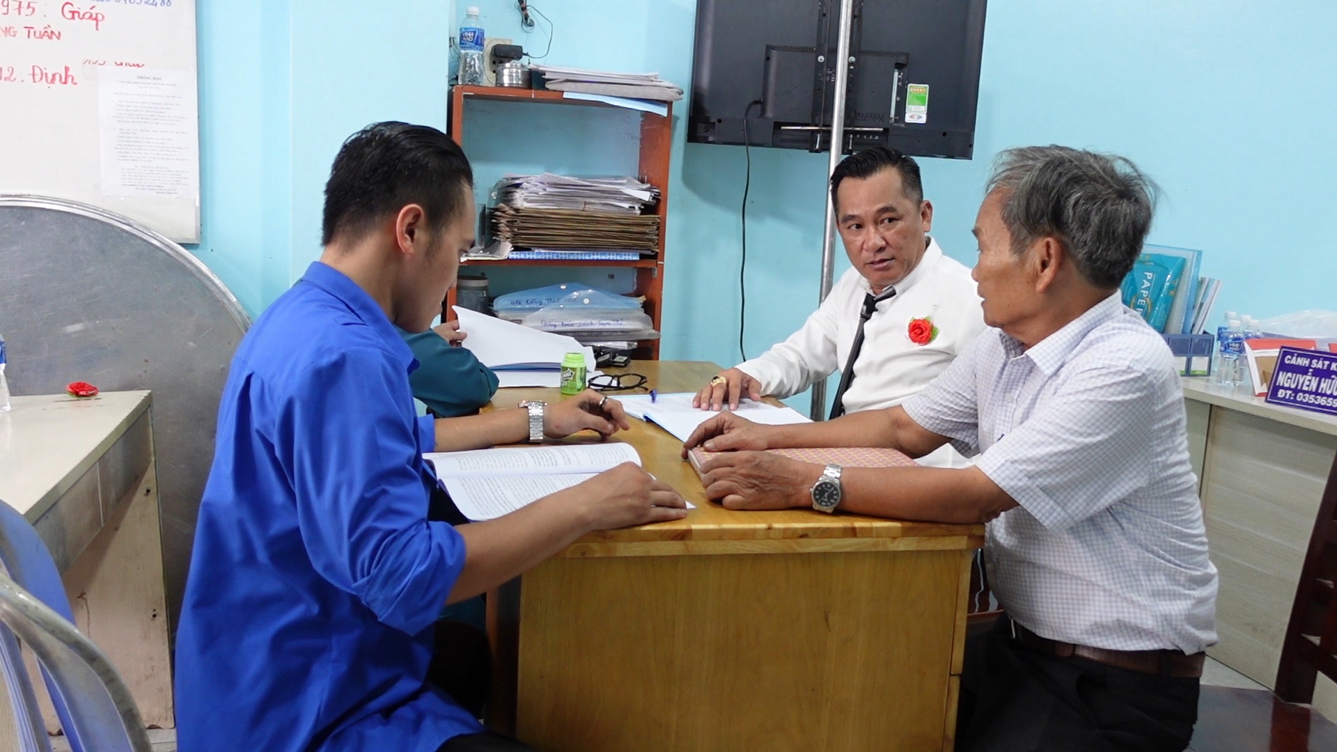 Bí thư chi bộ khu phố Nguyễn Trọng Trí đang bàn công việc triển khai ngày Hội đại đoàn kết toàn dân tộc trên địa bàn.