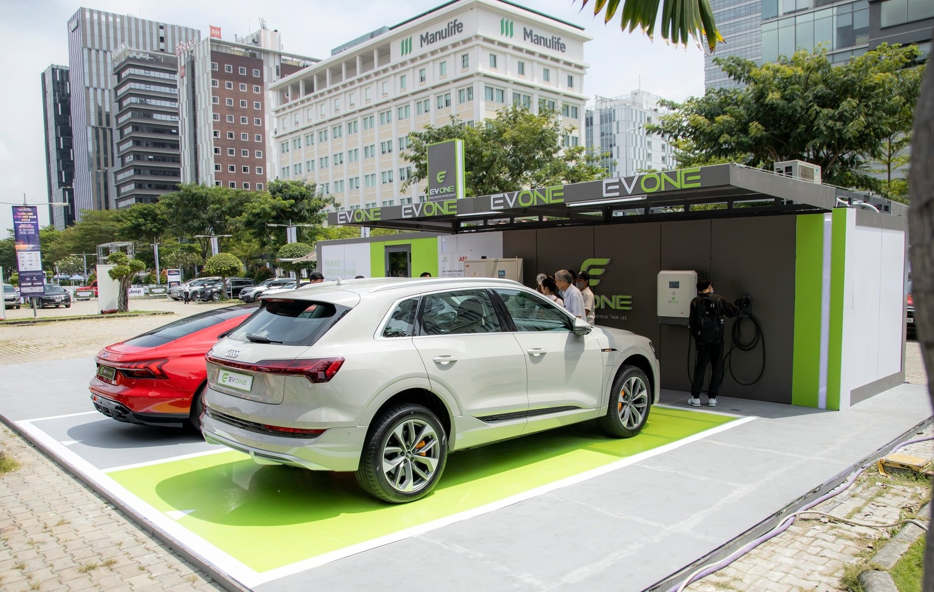 EV One trưng bày mô hình trạm sạc tại Vietnam Motor Show 2022. Ảnh: Thanh niên