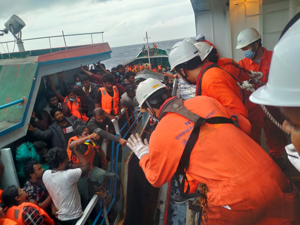 Thuyền viên tàu Helios Leader đưa công dân Sri Lanka lên tàu. Ảnh: Trung tâm tìm kiếm, cứu nạn hàng hải Việt Nam