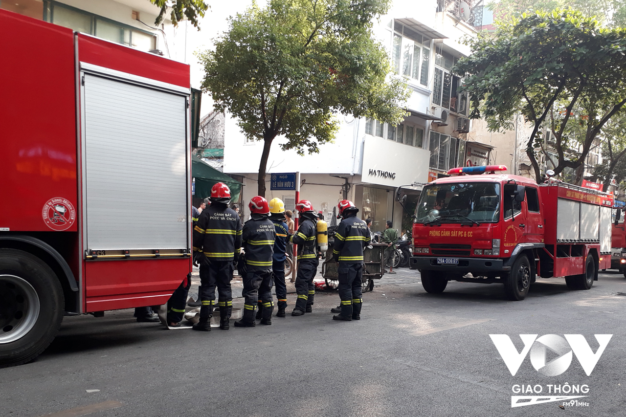 Lực lượng PCCC cùng 3 xe chữa cháy đã có mặt tại hiện trường để dập tắt đám cháy