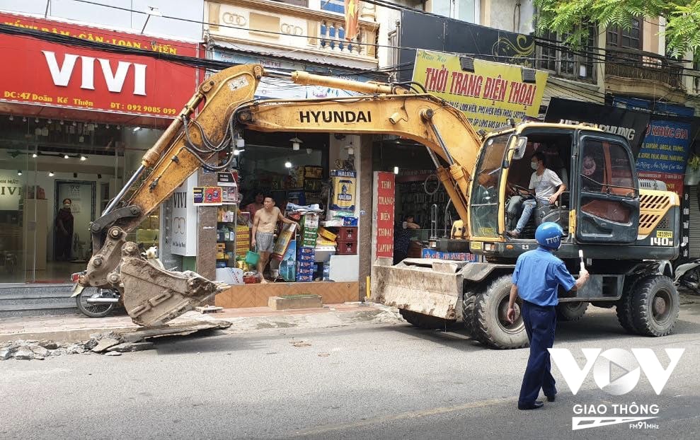 Lực lượng Thanh tra GTVT Hà Nội thực hiện kiểm tra, xử lý vi phạm trong công tác thi công công trình đào hè, đào đường sai quy định hoàn trả mặt đường trên địa bàn Thành phố Hà Nội