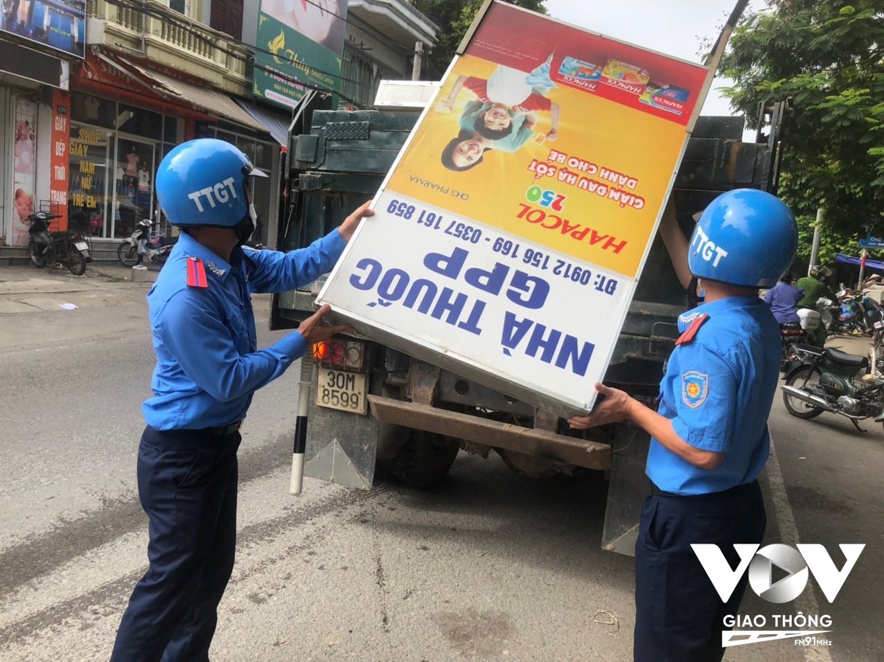 Lực lượng Thanh tra GTVT Hà Nội thực hiện kiểm tra, xử lý, giải tỏa, tháo dỡ lều lán, biển quảng cáo, mái che, mái vẩy, ô dù, phông bạt trên địa bàn Thành phố