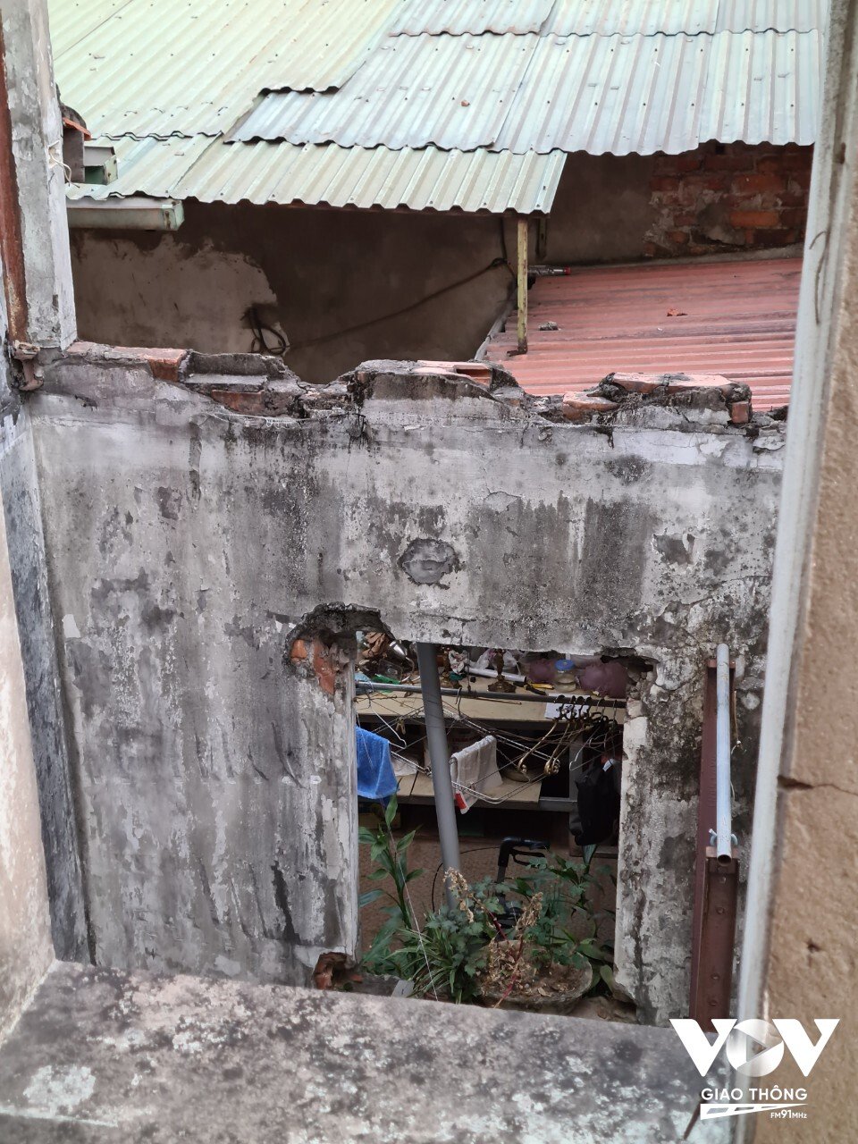 Bên trong số nhà 148 - 150 phố Sơn Tây, quận Ba Đình mục nát, hoang tàn và bốc mùi xú uế
