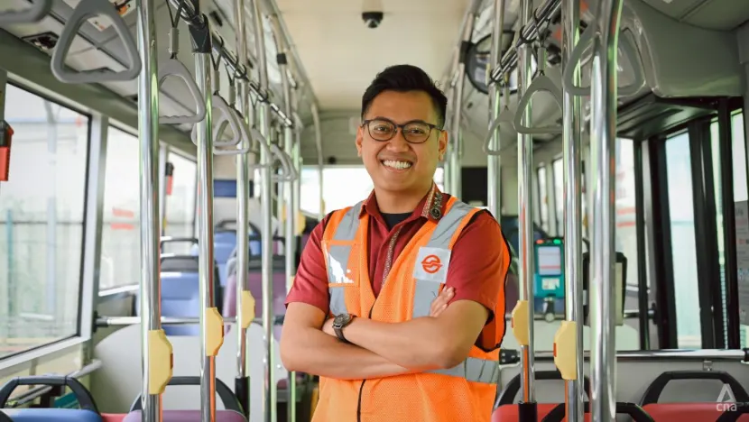 Anh Muhammad As-Syaqif Hasanus lái xe buýt tại công ty SMRT. Ảnh: channelnewsasia