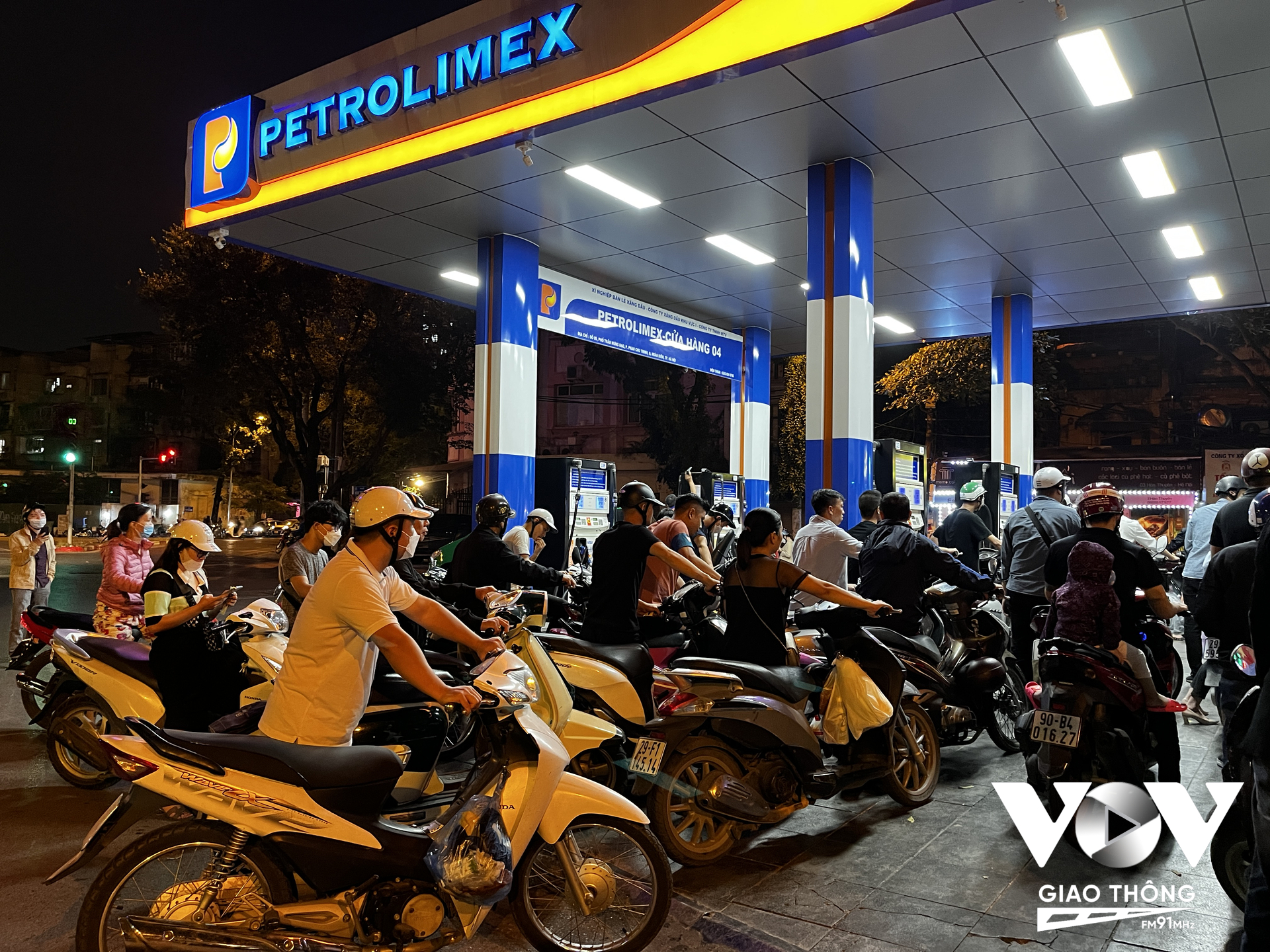 Cảnh người dân xếp hàng mua xăng ở Hà Nội