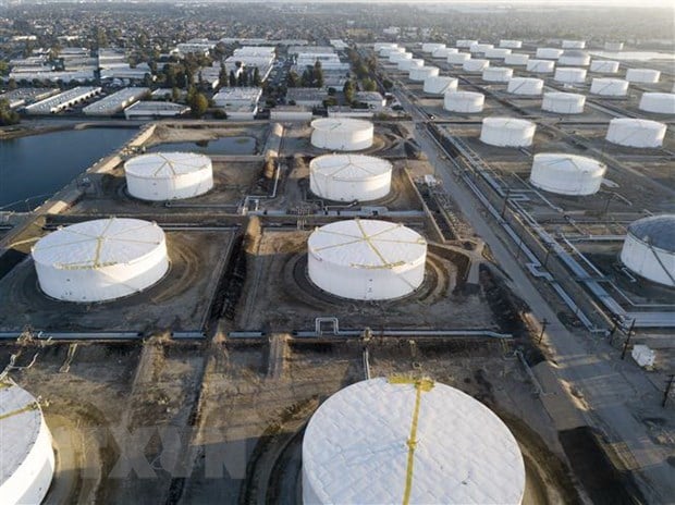 Kho dự trữ dầu thô tại Carson, California, Mỹ. Ảnh: AFP/TTXVN