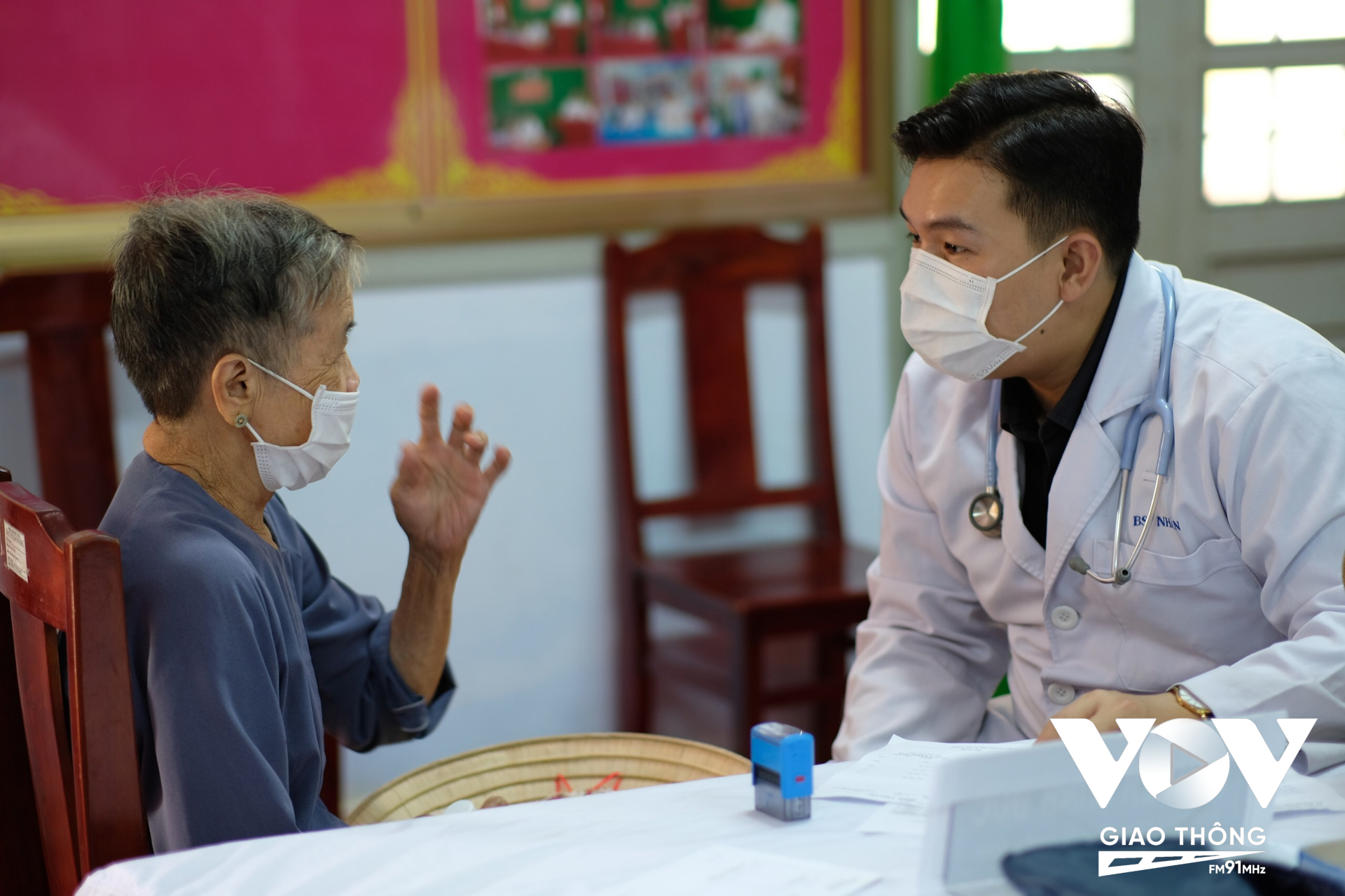 Đội ngũ y bác sĩ với chuyên môn cao của bệnh viện 30/4, bệnh viện Công an TPHCM và phòng khám Đông Á đã không ngần ngại đường xa đến khám và phát thuốc cho người dân.
