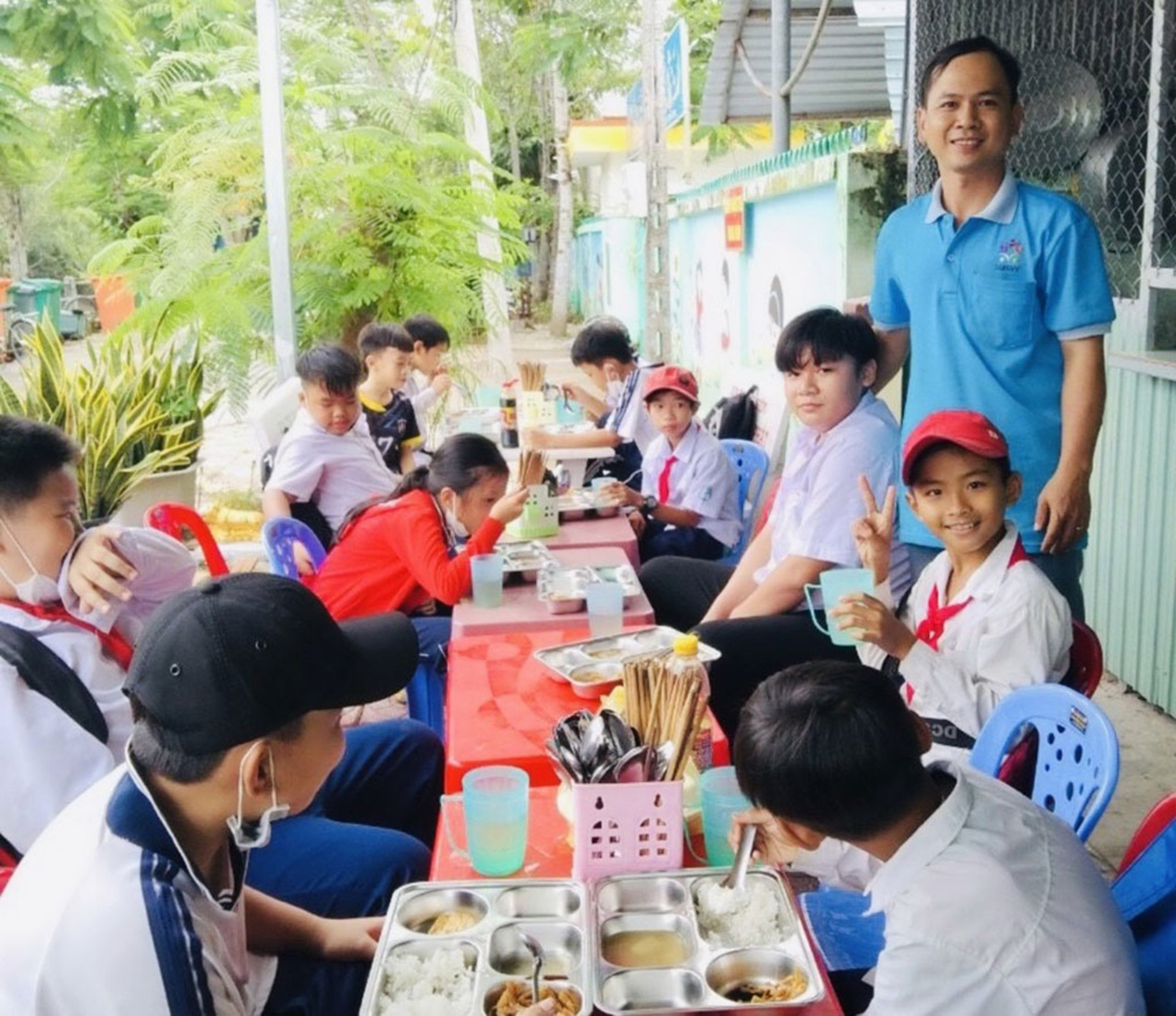 Đóng góp của anh Trung tại Bếp ăn chay từ bi ở xã Đại Thành, góp phần giúp các em nhỏ khó khăn có bữa cơm miễn phí - Ảnh Thanh Niên