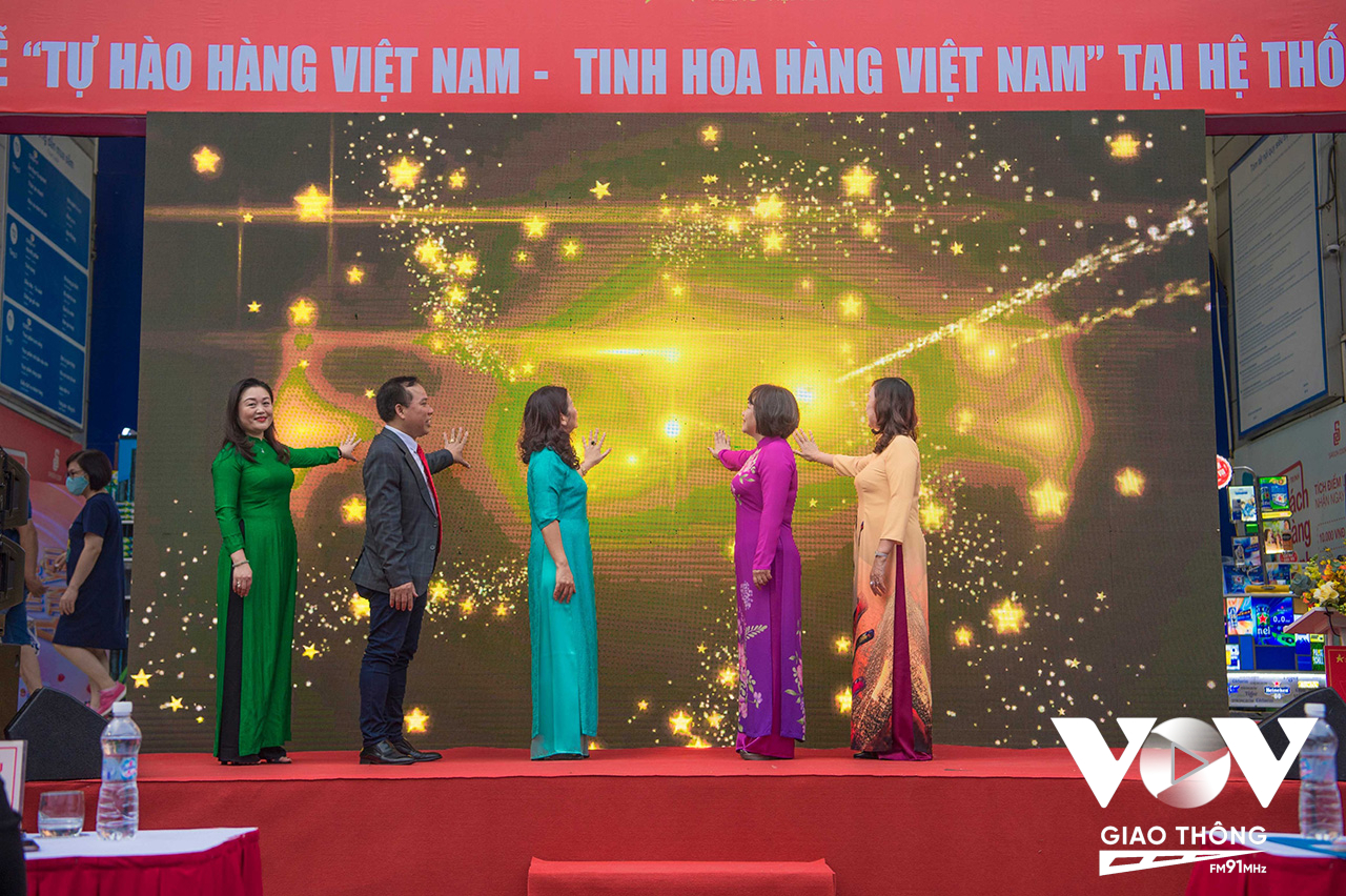 Các đại biểu cùng tham gia bấm nút phát động Tuần lễ “Tự hào hàng Việt Nam - Tinh hoa hàng Việt Nam tại hệ hống phân phối'